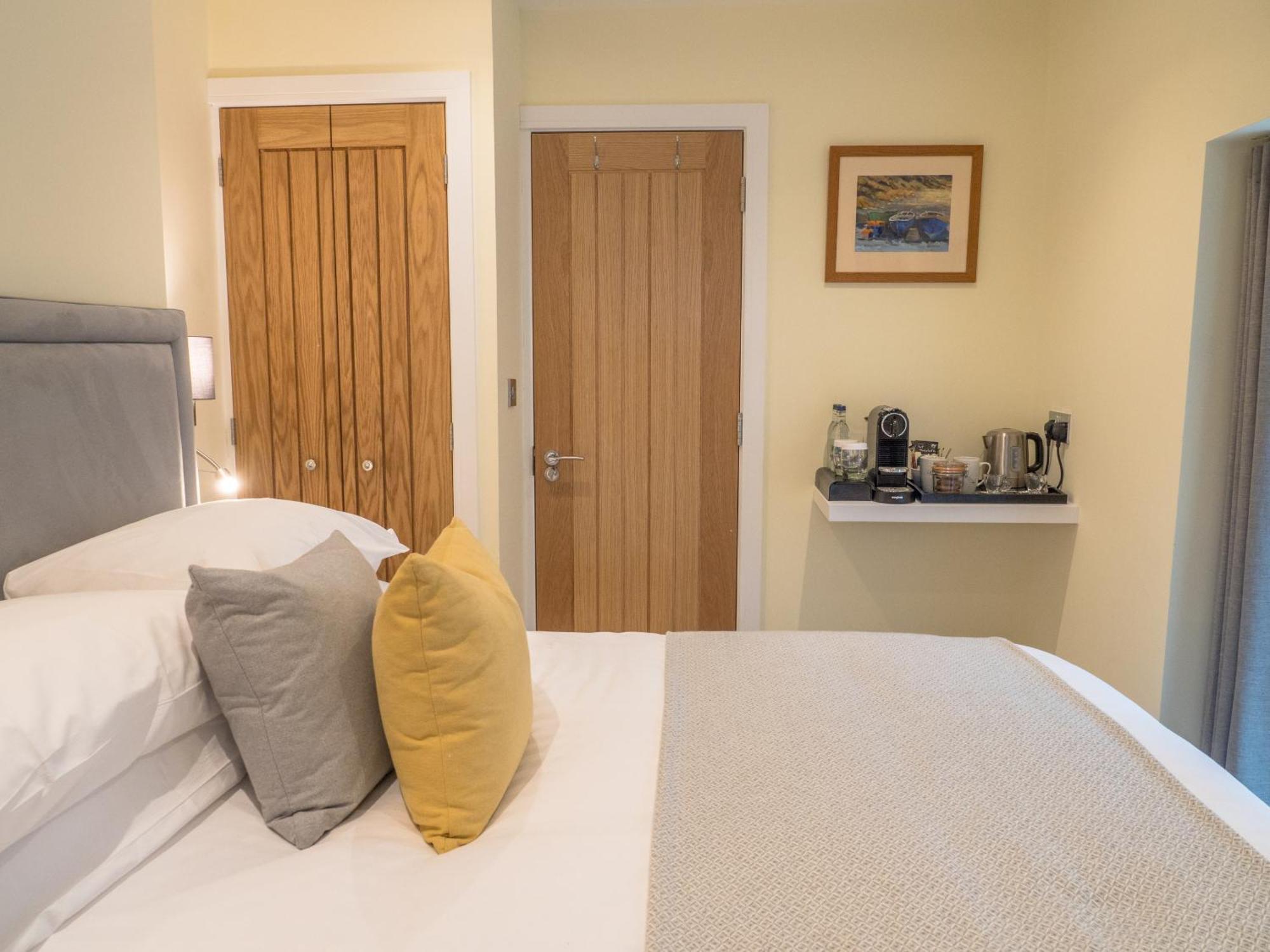 Waterfront House Bed & Breakfast ดาร์ตมัธ ภายนอก รูปภาพ