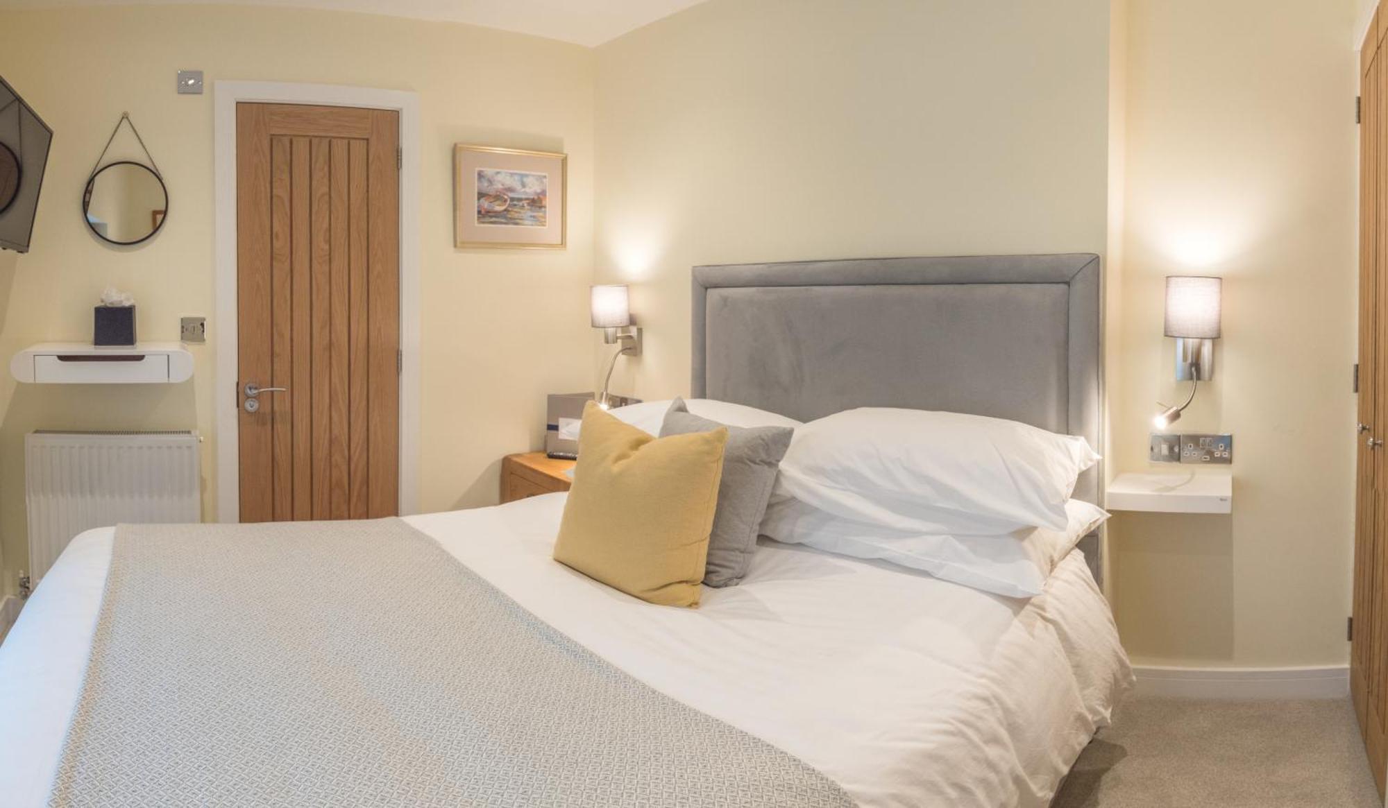 Waterfront House Bed & Breakfast ดาร์ตมัธ ภายนอก รูปภาพ